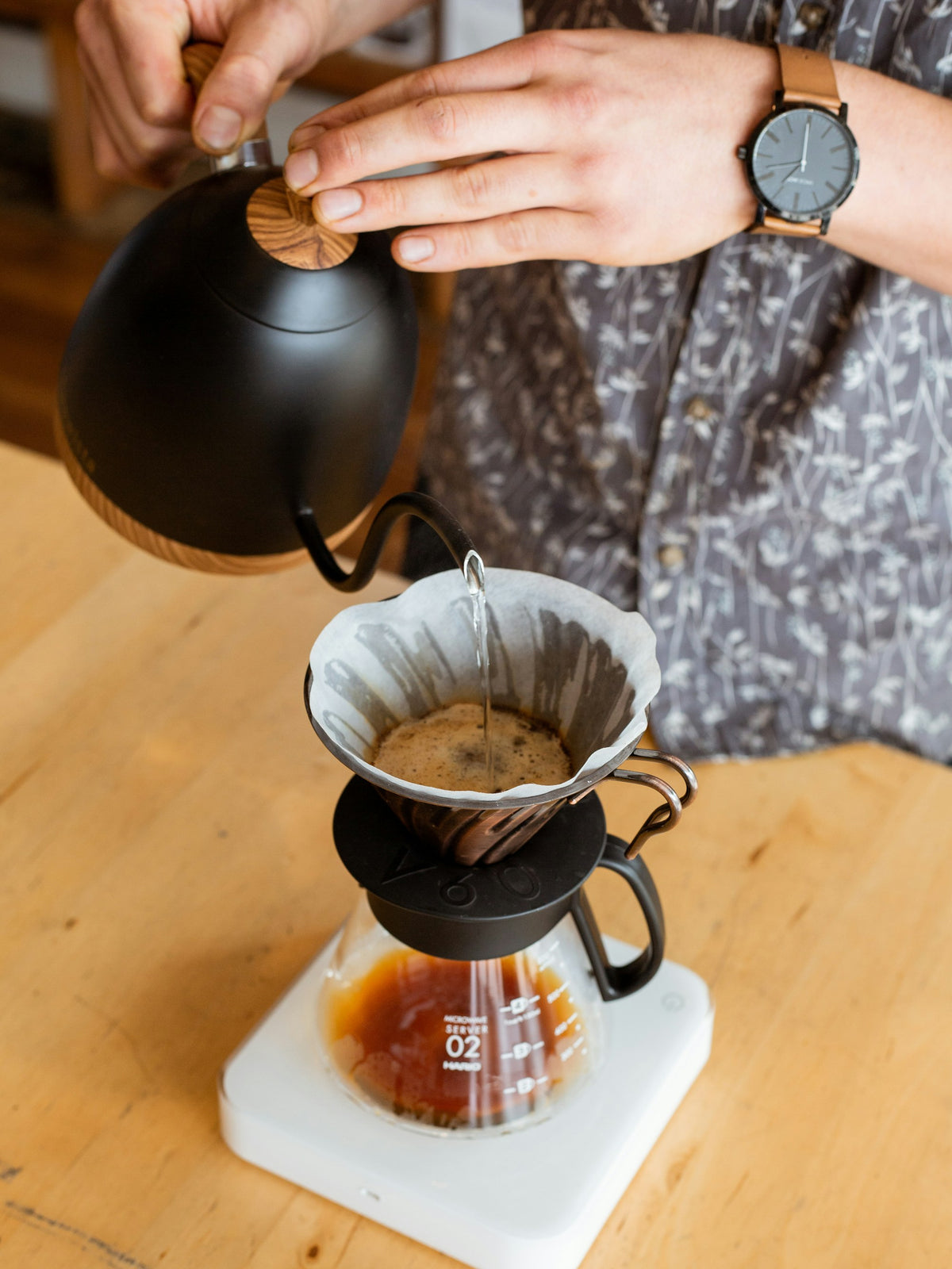 Préparation d'un café filtre : versement de l'eau sur un dripper V60